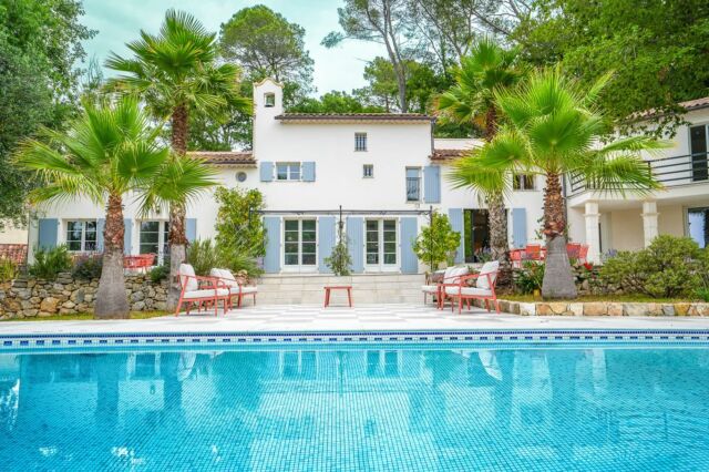 R e p r i s e [ e n  f o r m e ] 🤩 🔥

Avec cette magnifique propriété à vendre à Mougins à proximité immédiate de Cannes et de Valbonne qui nous est confiée en Délégation depuis Montpellier 🤝

Une surface de 503 m² sur un terrain de 4929 m² 
Séjour cathédrale de 80 m² 
8 chambres 
6 salles de bain 
Piscine intérieure et extérieure 
Une salle de sport
Un cinéma 
Une cave à vin
Une forêt à aménager 
Un studio indépendant de 47m²
3 parkings intérieurs, 5 à l’extérieur 

Entièrement réhabilitée en 2024 

Un bijou présenté à 3 950 000 € 

Tout simplement superbe 🥰

+ d’infos en MP ou 👇🏻
🗝️ Matthieu 
📞 +33 6 67 25 67 52
📧  matt@m-riviera.com 
⌨️ www.m-riviera.com

#realestate #mougins #valbonne #cannes #immobilier #cosyhome #architecture #architecte #investissement #home #interiordesign #investir #investissementimmobilier #business #motivation #house #homedecor #france #architect #immobilierfrance #investisseur #decoration #villaforsale #avendre #achatimmobilier #frenchriviera #cotedazurnow #valbonnevillage #mriviera #digitalrealestate