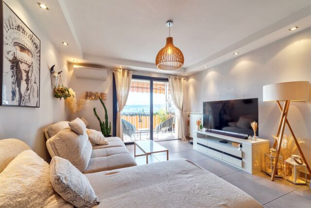 N o u v e a u t é 💥

Nice Ouest Quartier Caucade 👌🏻

Appartement en parfait état et joliment décoré de type 2 pièces de 63 m² au 5ème et avant dernier étage bénéficiant d’une terrasse de 13 m² et d’une grande suite. 

Calme & Belle vue dégagée ouest 

Les prestations, 
Séjour de 32 m² avec cuisine | Master de 31 m² composée d’une grande chambre donnant sur la terrasse, une salle de douche spacieuse, toilettes séparées et un large dressing | Climatisation | Possibilité de l’acheter meublé 

Vendu avec une cave et un parking couvert privatif 

🏷️ 305 000 € 

🔑  Mathias
📞 +33 7 71 02 54 50 
📧  mathias@m-riviera.com 
📱  @mathias_experiency 

Ou 

🔑 Clara 
📞 +33 6 45 11 20 56
📧  clara@m-riviera.com 
📱  @clarafardet 

#mriviera #digitalrealestate #realtorlife #agentimmobilier #realtor #agenceimmobiliere #lifestyle #flatforsale #appartement #property #propertyforsale #immobilier #cotedazurnow #frenchriviera #cotedazurfrance #niceville #villedenice #nissalabella #nicecotedazur #ilovenice #nice06
