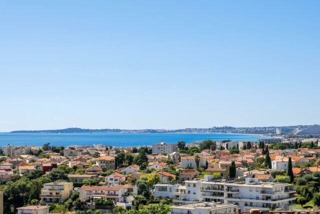 V u e  P a n o r a m i q u e ! ! 🐟 😍

[E x c l u s i f]

Cagnes sur mer, le Val Fleuri ! 

Appartement traversant en position dominante de type 3 pièces de 65 m² avec terrasse de 8 m² ☀️

Résidence au calme absolu avec piscine & gardien à proximité de deux supermarchés, deux écoles primaires, un collège, un parc pour enfants, des commerces (boulangerie, boucherie, pharmacie, salle de sport, presse) …

Au 3ème étage sur 6, il est en bon état général ! 

Voici les petites choses à reprendre 🔨

- Le simple en double vitrage 
2 fenêtres, 2 portes fenêtres
- Deux volets roulants électriques en Ouest ne fonctionnent plus / les volets roulants à l’Est sont manuels 
- La moquette dans la partie nuit (2 chambres et un couloir) à changer

L’appartement a été entièrement repeint l’été 2023 

Vendu meublé avec une cave & un parking privatif

🏷️ 325 k€ 

👇🏻

🔑  Matthieu 
📞 +33 6 67 25 67 52
📧  matt@m-riviera.com 
⌨️ www.m-riviera.com
📱  @mrivierarealestate 

#cagnessurmer #immobilier #vuemer #coupdecoeur #vuemerpanoramique #flatforsale #appartement #piedaterre #avendre #cotedazurfrance #cotedazurnow #calme #frenchriviera #transaction #conseil #estimation #mriviera #digitalrealestate #realestate #realtor #lifestyle #ilovecagnessurmer #investissement #immobilier06 #agentimmobilier #agenceimmobiliere #mlscotedazur