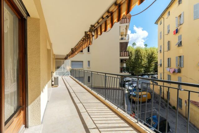 2  l o t s  e x i s t a n t s 💥

[ E x c l u s i f ]

Nice Riquier | 40 rue Barberis 

Appartement 4 pièces à rénover de 114 m² composé de 2 lots déjà existants ! 

Que faire avec cette surface ? 🤔

Le garder dans son ensemble pour en faire un bel appartement 4 pièces familial ? 

Ou 

Réaliser un 4 pièces de 86 m² et un 2 pièces de 31 m² pour du locatif, une activité libérale ou votre ado ? 

Le 4 pièces : Terrasse de 21 m² 
Le 2 pièces : 2 Balcons de 3 m²

Traversant | calme | proximité tramway | gare | port | commerces | Mama Shelter | 2 caves 

Vidéo & Plans des projets sur demande

🏷️ 520 k€ 

🔑  Matthieu 
📞 +33 6 67 25 67 52
📧  matt@m-riviera.com 
⌨️ www.m-riviera.com
📱  @mrivierarealestate 

#invest #investisseurimmobilier #investissementlocatif #locatif #investisseur #investissement #appartements #avendre #nice06 #immobiliernice #ilovenice #frenchriviera #cotedazurfrance #architecture #design #travaux #potentiel #exclusivite #transaction #conseil #estimation #mriviera #digitalrealestate #realestate #agenceimmobilierenice