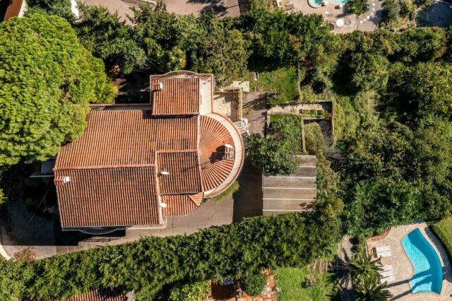 🌿 S a i n t  P a u l  d e  V e n c e 🌳

M a g n i f i q u e  p o t e n t i e l  pour cette villa au calme aux multiples possibilités !! 

Idéal pour une ou deux familles 🌳

🌱  243 m² + caves de 85 m²
🍃  Terrain de 1550 m² | 2 parcelles 
☘️ 2 appartements possibles [123 & 119 m²]
☀️ Vue panoramique
🍃  À rénover 

📐  Extension | Zone UC1 | 17% d’emprise au sol 
💦  Piscinable 

👉🏻 985 k€ 

 🗝️ Matthieu 
📞 +33 6 67 25 67 52
📧  matt@m-riviera.com 
📱  @mrivierarealestate 

#saintpauldevencefrance #saintpauldevence #saintpaul #saintpauldevencevillage #villaforsale #avendre #villa #renovation #architecture #homedesign #architect #photography #photo #offmarket #offmarketrealestate #realestate #realtorlife #agenceimmobiliere #agentimmo #lifestyle #cotedazurfrance #cotedazurnow #frenchriviera #recrutements #team #estimation #conseil #transaction #digitalrealestate #mriviera
