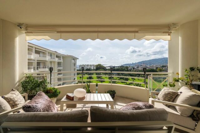 ☀️ A n t i b e s /  J u a n  L e s  P i n s 

La nouveauté du Week-end 💛

Superbe appartement 3 pièces de 67 m² en étage élevé à proximité des plages à pied 

Parfait état 
Vue mer 
Résidence de 2000 avec piscine 
2 terrasses de 15 & 14 m² 
Parking sous-sol & cave 

👉🏻 540 k€ 

🔑  Matthieu 
📞 +33 6 67 25 67 52
📧  matt@m-riviera.com 
📱  @mrivierarealestate

#antibes #antibesfrance #antibesjuanlespins #immobilier #immobilier06 #cotedazurnow #cotedazurfrance #realestate #digitalrealestate #realtor #agentimmobilier #agenceimmobiliere #mriviera #flatforsale #piedaterre #seaview #property #propertyforsale #propertyfinder #conseil #estimation #transaction