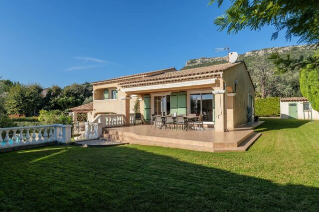 N o u v e a u t é  E x c l u s i v e 🔥

📍Vence / quartier Sainte Colombes 

Dans un domaine fermé, agréable villa de 145 m² environ au calme. 

Édifiée sur un terrain de 1424 m2, elle est composée, sur 3 demis niveaux, de 5 chambres, 3 salles d’eau, une salle de bain et un séjour avec cuisine ouverte de 47 m². 

Le tout en parfait état dans un style épuré et moderne. 👌🏻

Ses prestations : 

Cuisine équipée
Climatisation dans toutes les pièces 
Poêle à granulés 
Terrasse couverte en Sud 
Piscine au sel & son pool house avec cuisine d’été, douche et wc
Nombreux parkings dont 2 places couvertes 

👇🏻

🔑  Matthieu 
📞 +33 6 67 25 67 52
📧  matt@m-riviera.com 
📱  @mrivierarealestate 

#vence #immobilier #immobilier06 #frenchriviera #cotedazur #cotedazurnow #villa #exclusivité #villaforsale #realestate #realtorlife #lifestyle #digitalrealestate #mriviera #agenceimmobiliere #agentimmo #agentimmobilier #conseil #estimation #transaction #team #saintpauldevence #tourrettessurloup #cagnessurmer #cagnes #piedaterre #investissement #famille #swimmingpool #piscine