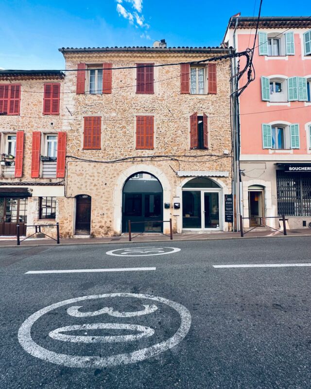 💥 B i e n t ô t  e n  l i g n e 

📍Vence, à 10 pas de la vieille ville 

Immeuble sur 3 niveaux de plus de 300 m² 
[diags en cours] 

- Un 2/3 pièces de 60 m² 
- Un 2 pièces style loft de 65 m² 
- Un 4/5 pièces duplex de 120 m² 
- Un local commercial de 60 m² 
- Un local commercial de 30 m² 

🔨 L’ensemble est à rénover 

👌🏻 Potentiel !! 
Un bien idéal pour investisseurs aguerris 

🏷️ Prix sur demande 

N’hésitez pas à nous contacter pour de plus amples informations 

👇🏻

🗝️ Matthieu 
📞 +33 6 67 25 67 52
📧  matt@m-riviera.com 
⌨️ www.m-riviera.com
📱  @mrivierarealestate 

#vence #vencevillage #villagedefrance #investissement #investisseur #renovation #travaux #immeublederapport #immeubleavendre #frenchriviera #cotedazurnow #cotedazurfrance #france #locatif #mriviera #digitalrealestate #realestate #immobiliercotedazur #conseil #estimation #transaction