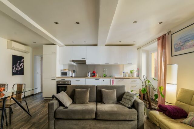 L u n d i  N o u v e a u t é 💫

📍 V i e u x  N i c e 

Deux T2 d’exception à découvrir ✨

Vous rêvez d’un investissement rentable et sécurisé dans le secteur le plus prisé de Nice ? Ces deux T2 charmants, situés à deux pas de la Place Garibaldi, offrent tout ce qu’un investisseur peut espérer. 

🎯 Pourquoi ces biens sont uniques ?
	•	💶 Rentabilité exceptionnelle : jusqu’à 12% nette avant impôt, avec un revenu prouvé de 70 000 €/an pour les deux appartements.
	•	🏢 Copropriété rénovée et saine : aucun travaux à prévoir, un vrai trésor pour le Vieux Nice !
	•	🛌 Deux appartements indépendants (45 m² et 38 m²) avec une capacité d’accueil totale de 8 personnes.
	•	🌐 Autorisation officielle de location saisonnière votée en 2024, un avantage stratégique dans le contexte actuel.

✨ Le cadre idéal :
Nichés dans une ruelle calme et typique, ces biens profitent de la proximité immédiate de la Place Garibaldi, des plages, et des attractions du Vieux Nice. Avec leurs prestations modernes (climatisation, équipements électriques récents) et leur potentiel de personnalisation, ils allient charme historique et confort contemporain.

📌 Les détails techniques :
	•	Charges faibles : 55 €/mois / appart
	•	Taxe foncière : 500 €/an / appart
	•	Possibilité de vente meublée, clé en main pour une mise en exploitation immédiate.

👉 Ne manquez pas cette opportunité rare sur le marché niçois !

📞 Contactez-nous dès aujourd’hui pour organiser une visite ou en savoir plus.

👇🏻 

🔑  Mathias
📞 +33 7 71 02 54 50 
📧  mathias@m-riviera.com 
📱  @mathiasexperiency

#immobiliernice #investissementsaisonnier #airbnbnice #vieuxnice #investissementlocatif #immobilierrentable #cotedazurlife #immobiliercoteazur #nicetourisme #investisseurairbnb #immobilierdecharme #rentabilitéimmobilière #placegaribaldi #vieuxnicelife #tourismenice #vieillevillenice #investissementrentable #frenchrivierarealestate #ilovenice #shorttermrentalnice #niceinvestissement #agenceimmobiliere #mriviera #digitalrealestate